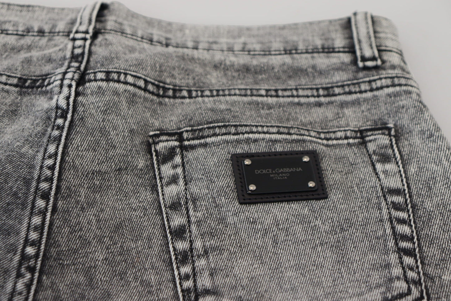 Denim gris chic de corte entallado