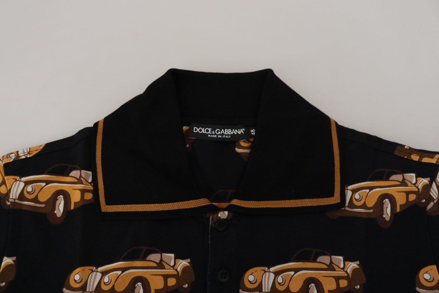Polo elegante con estampado de coche en negro