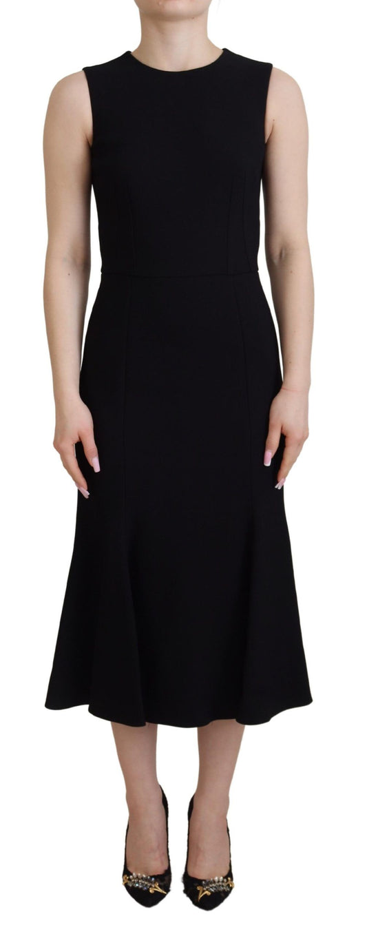 Elegante vestido negro ajustado y acampanado