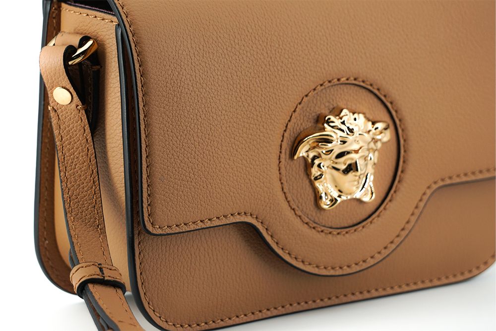 Elegante bolso de hombro de piel de becerro en color marrón