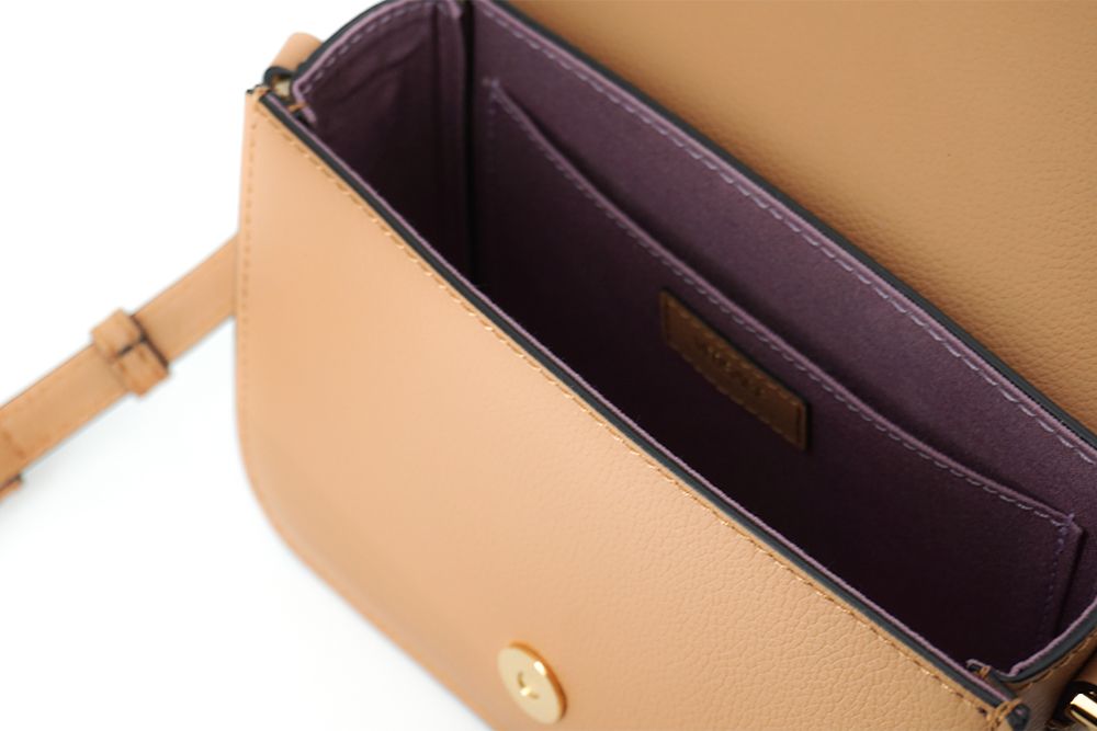 Elegante bolso de hombro de piel de becerro en color marrón