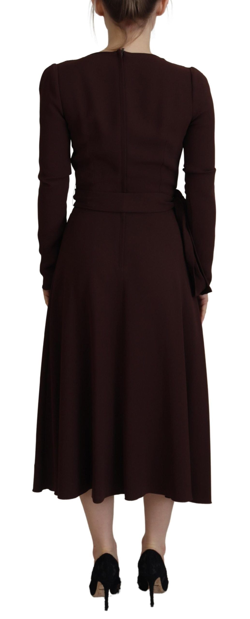 Elegante vestido cruzado de manga larga marrón