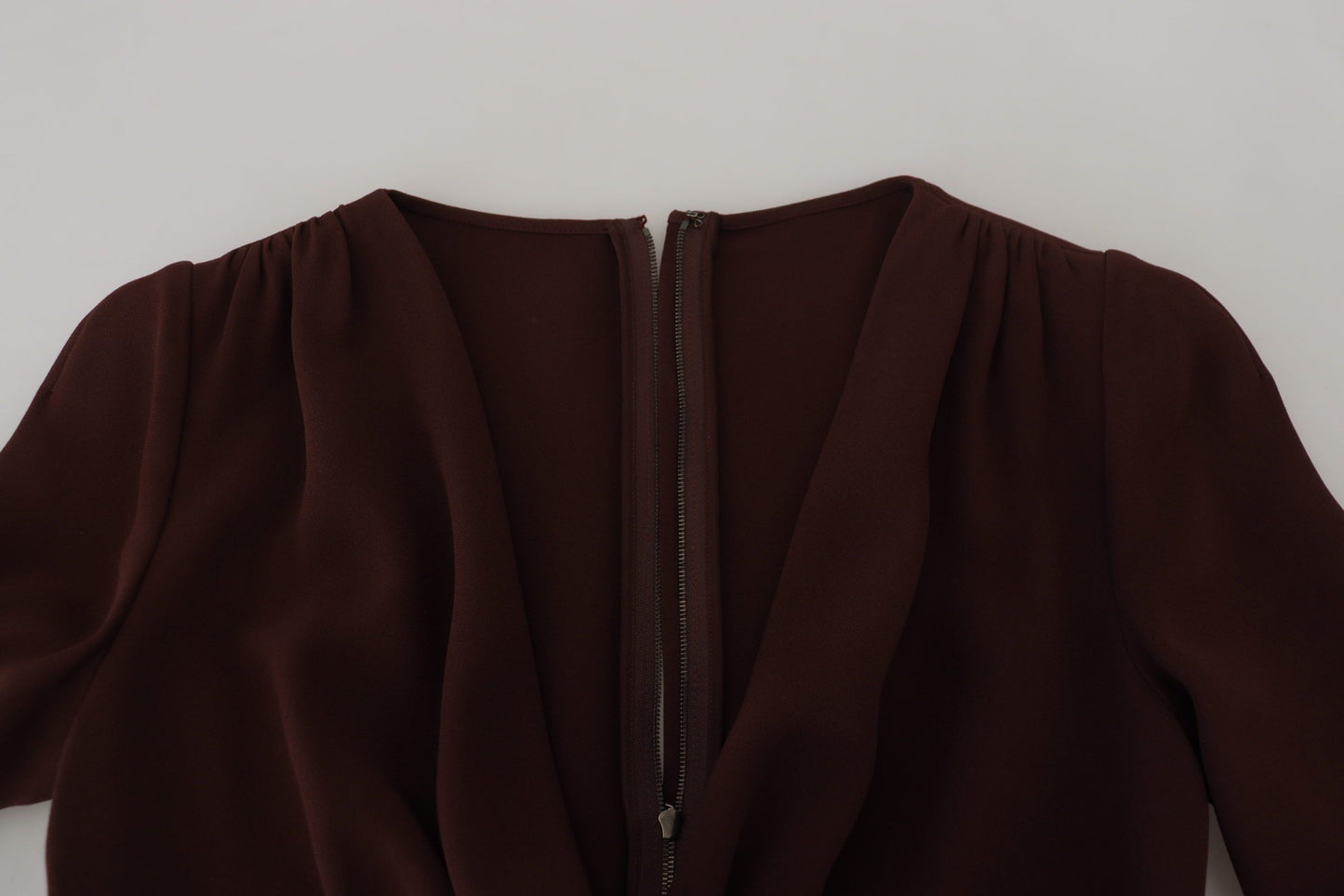 Elegante vestido cruzado de manga larga marrón