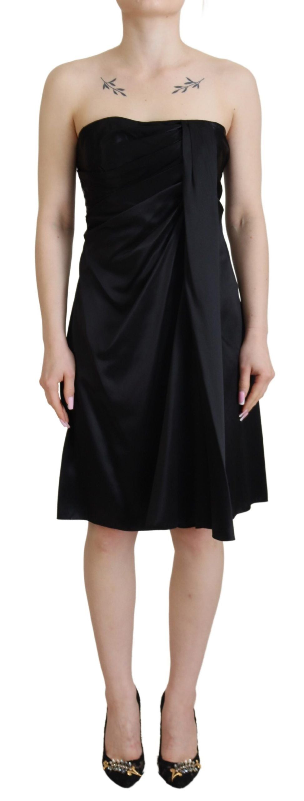 Elegante minivestido sin mangas de seda negra