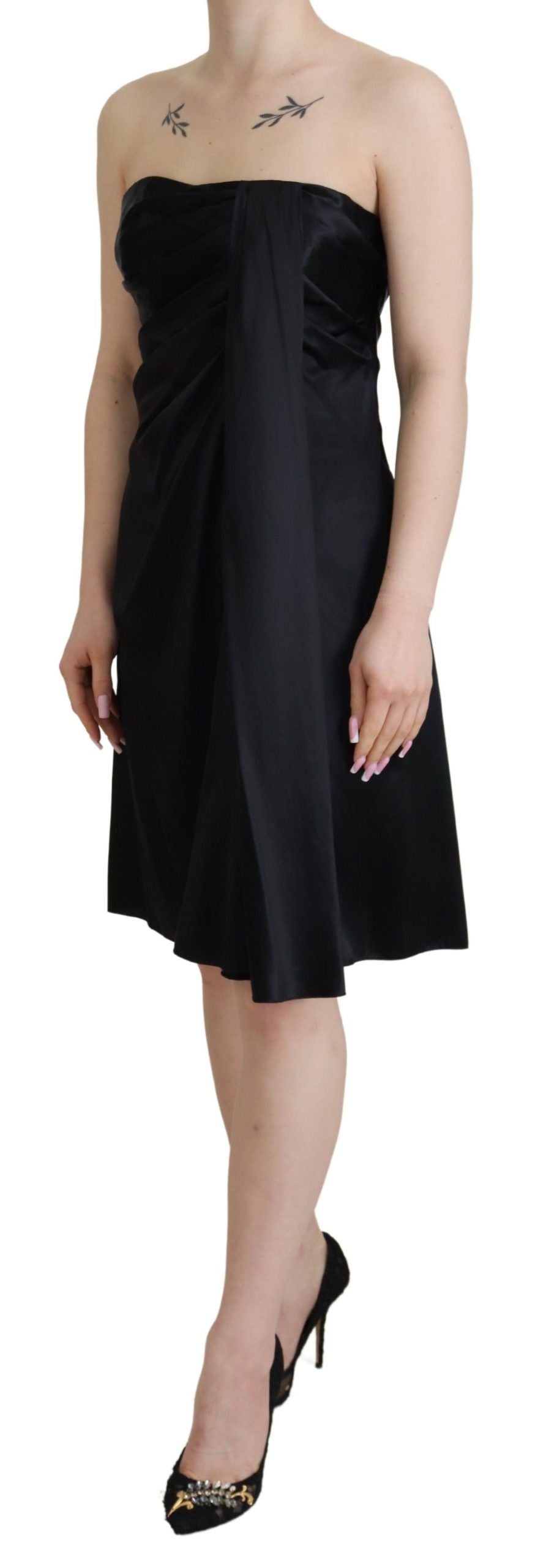 Elegante minivestido sin mangas de seda negra