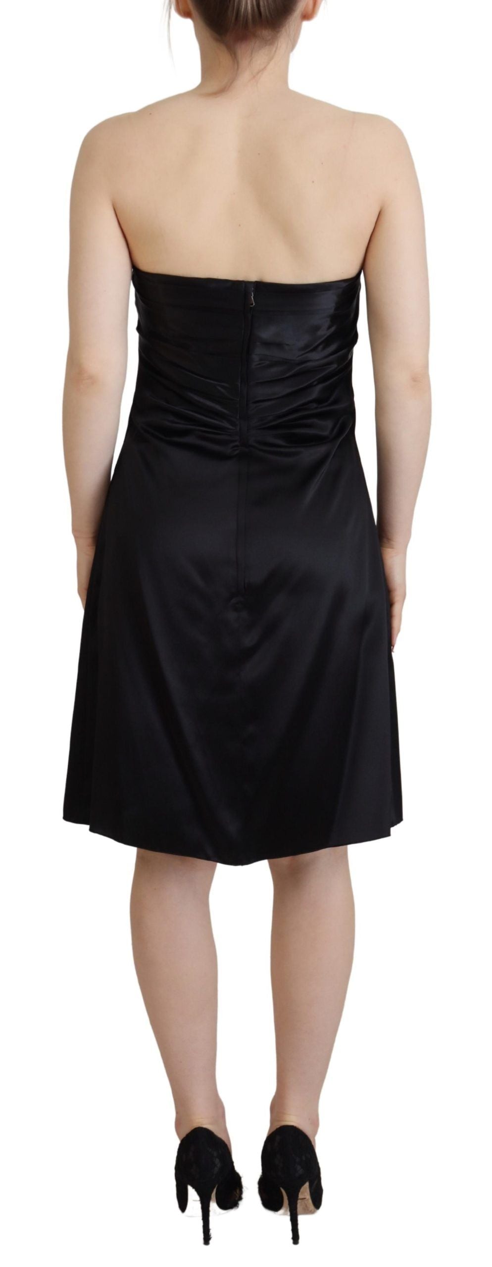 Elegante minivestido sin mangas de seda negra
