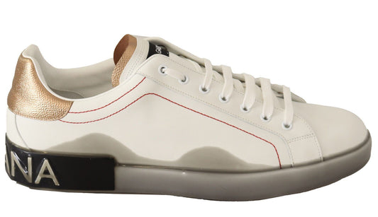 Elegantes zapatillas de piel blanca y dorada