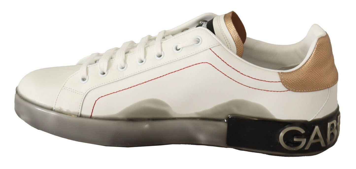 Elegantes zapatillas de piel blanca y dorada