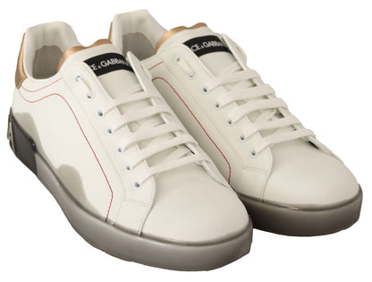 Elegantes zapatillas de piel blanca y dorada