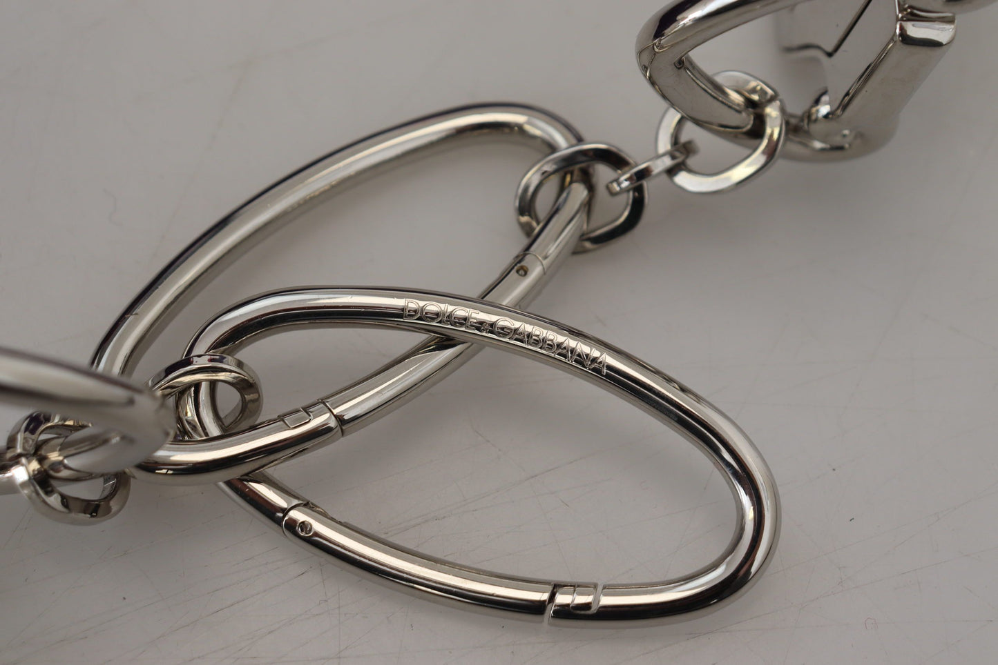 Accesorio de correa de hombro de cuero con diseño floral beige