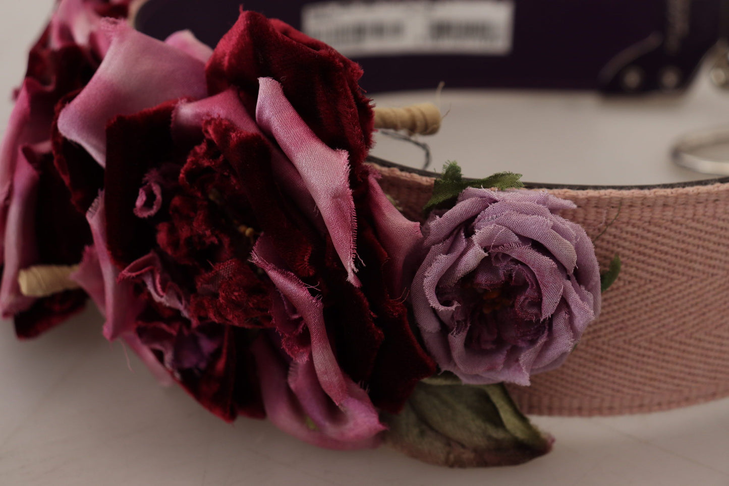 Accesorio de correa de hombro de cuero con diseño floral beige