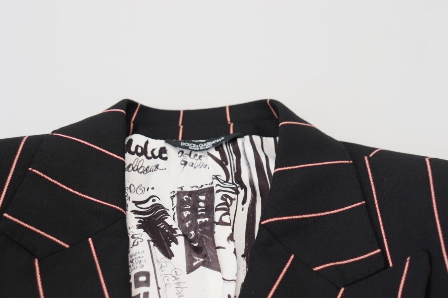 Elegante blazer negro cruzado de corte entallado