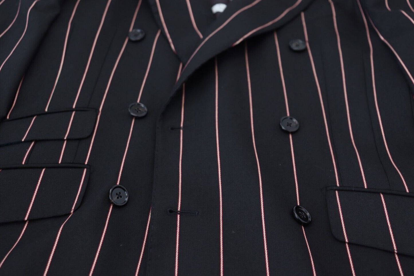 Elegante blazer negro cruzado de corte entallado