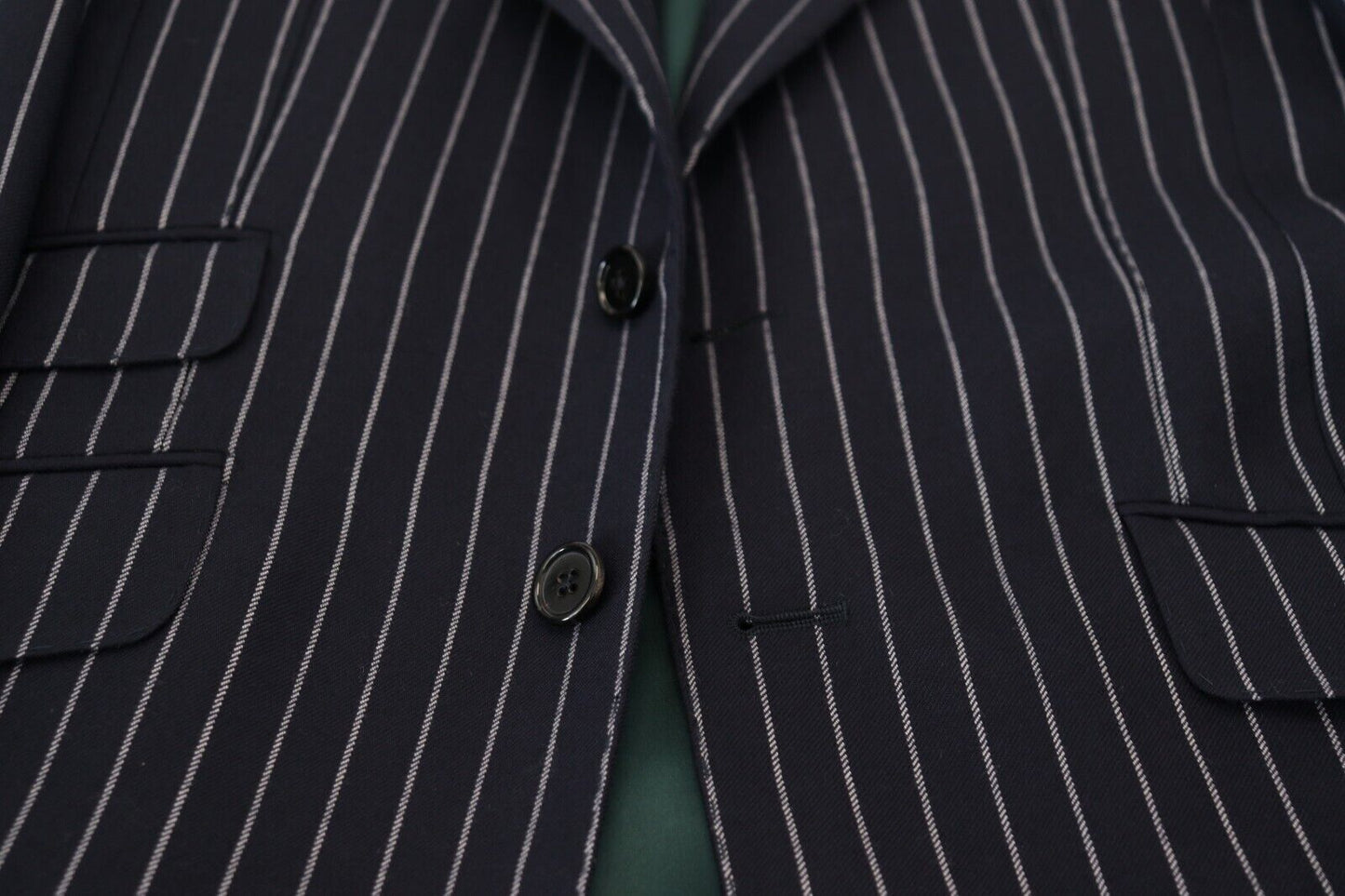 Blazer elegante de lana azul marino de corte entallado