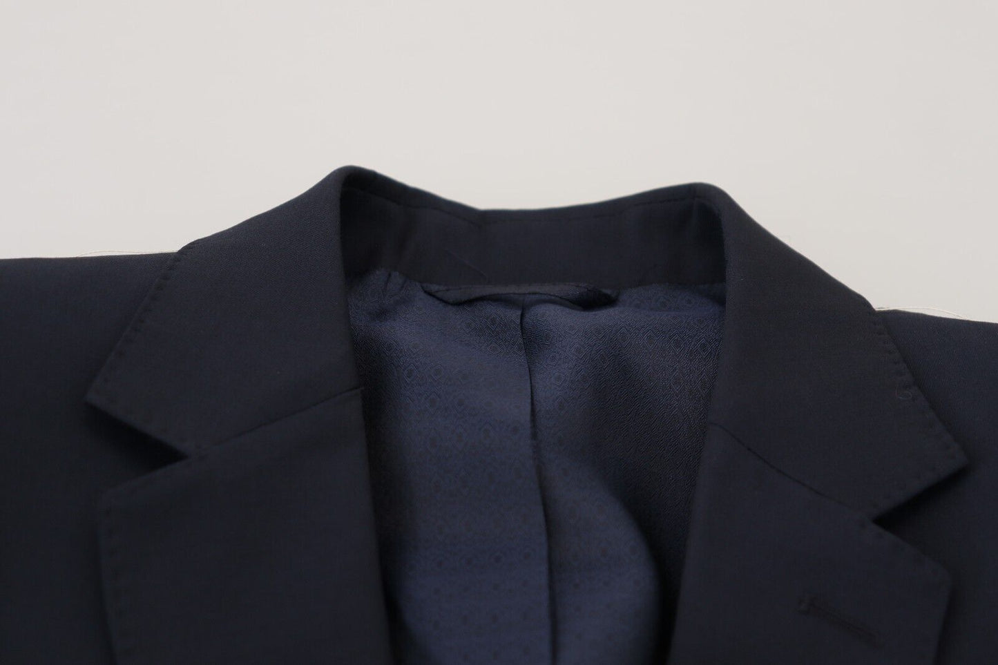 Elegante blazer de lana azul oscuro de corte entallado