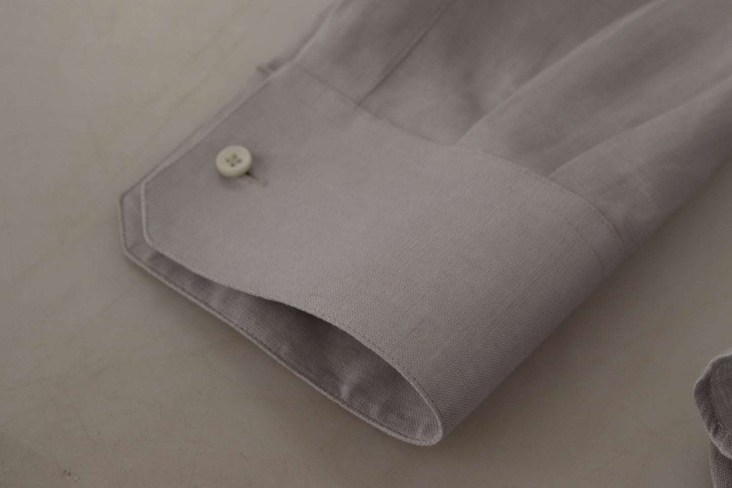 Camisa elegante de lino gris de corte entallado