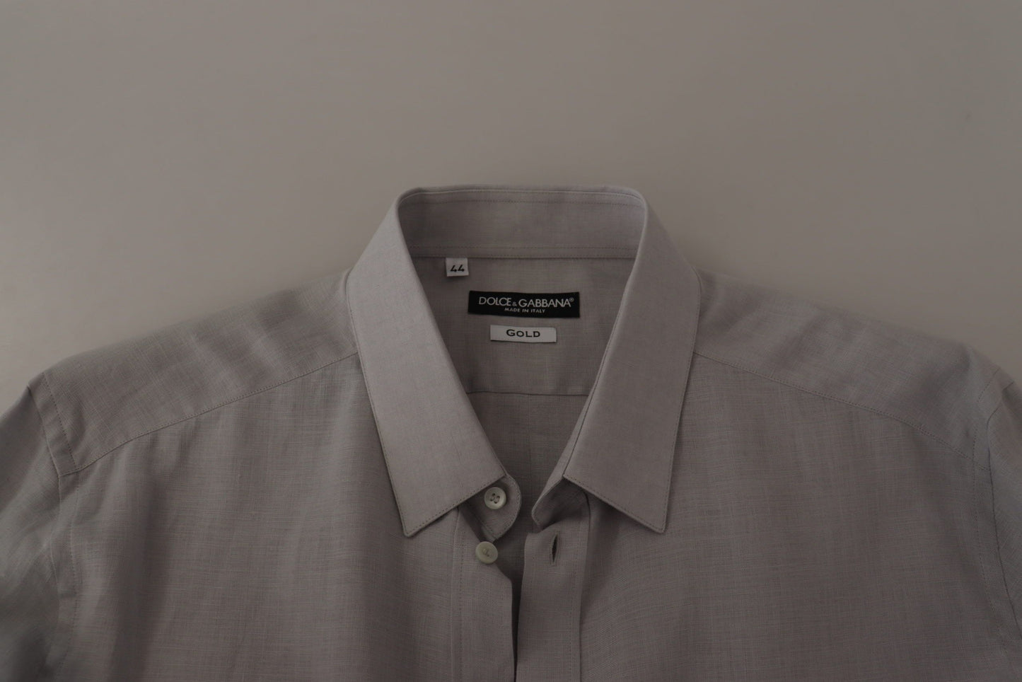 Camisa elegante de lino gris de corte entallado