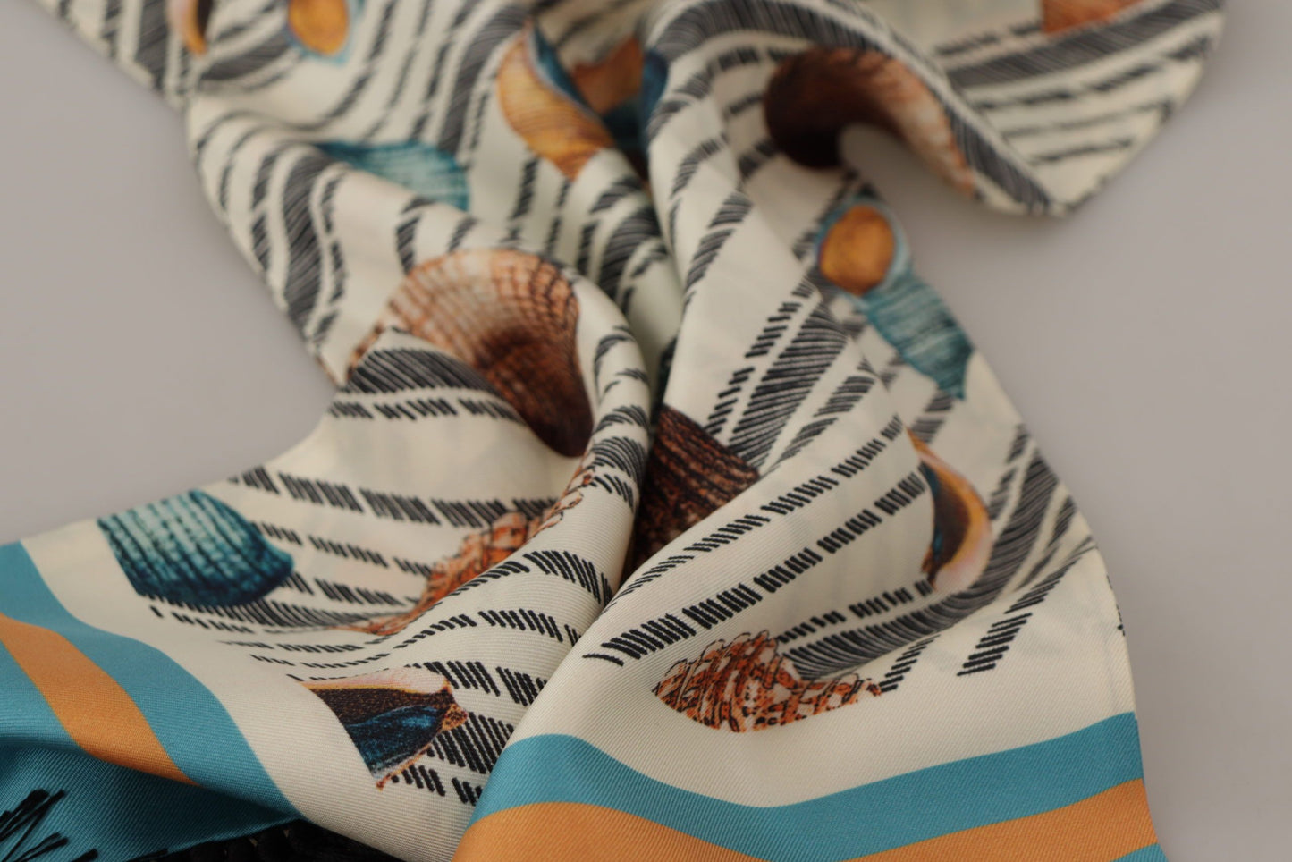 Bufanda de seda multicolor con estampado de conchas marinas