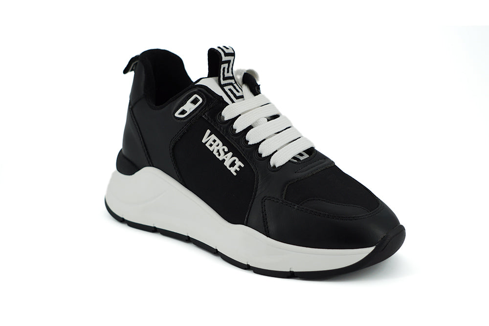 Elegantes zapatillas de piel monocromáticas