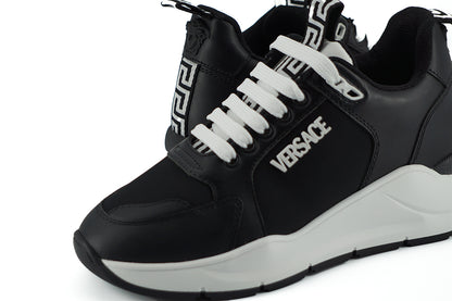 Elegantes zapatillas de piel monocromáticas