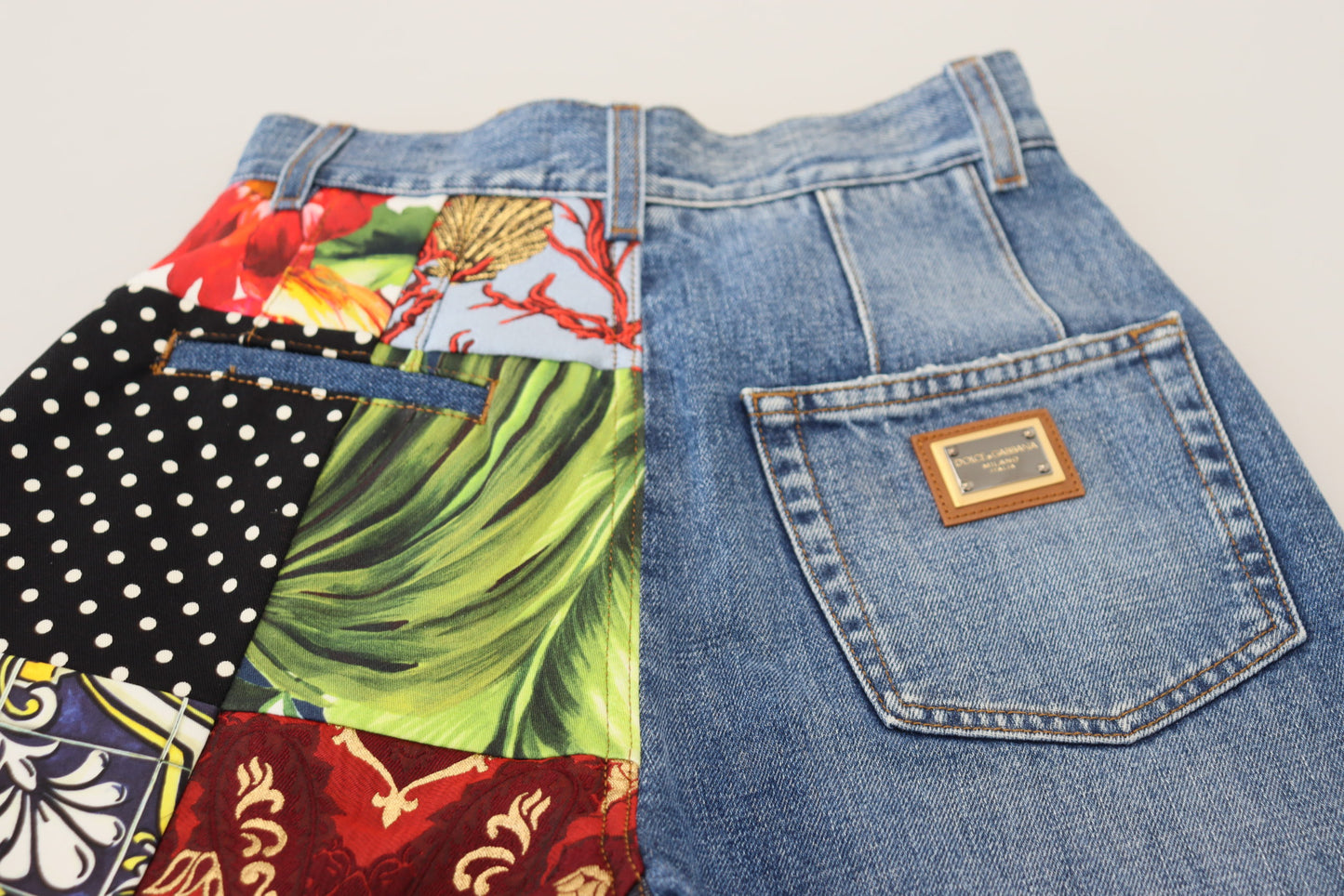Vaqueros de lujo de mezclilla azul con patchwork jacquard
