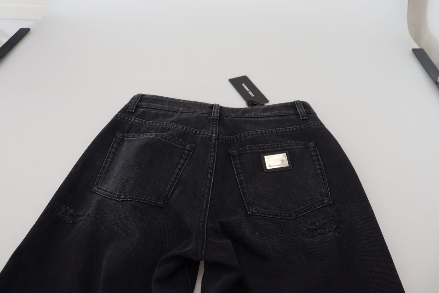 Pantalones vaqueros negros elegantes: eleva tu armario