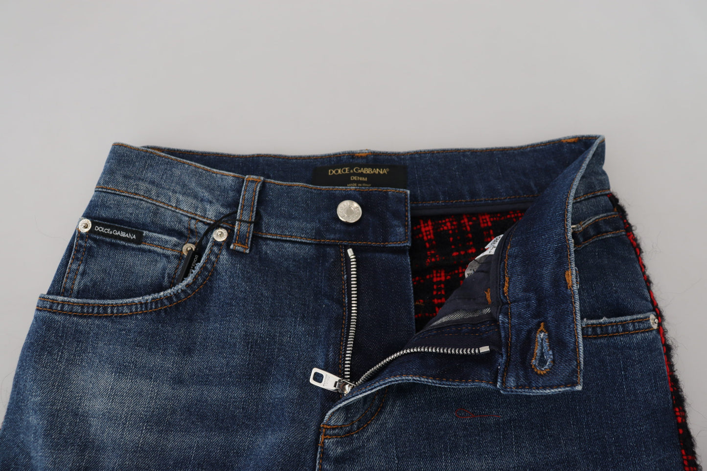 Pantalones vaqueros con espalda a cuadros y elegancia elevada