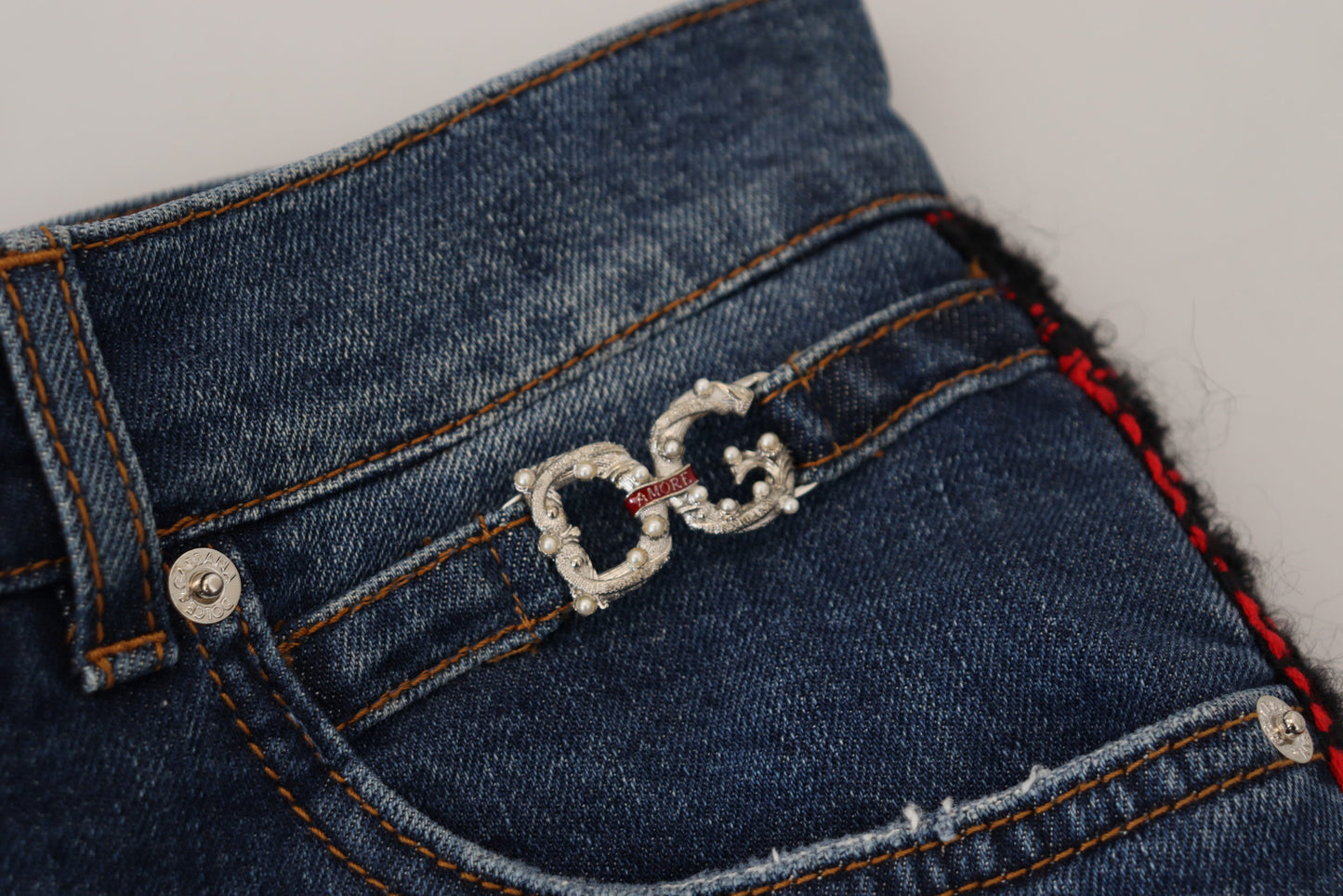 Pantalones vaqueros con espalda a cuadros y elegancia elevada