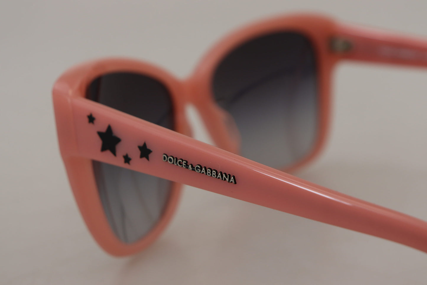 Elegantes gafas de sol con degradado rosa