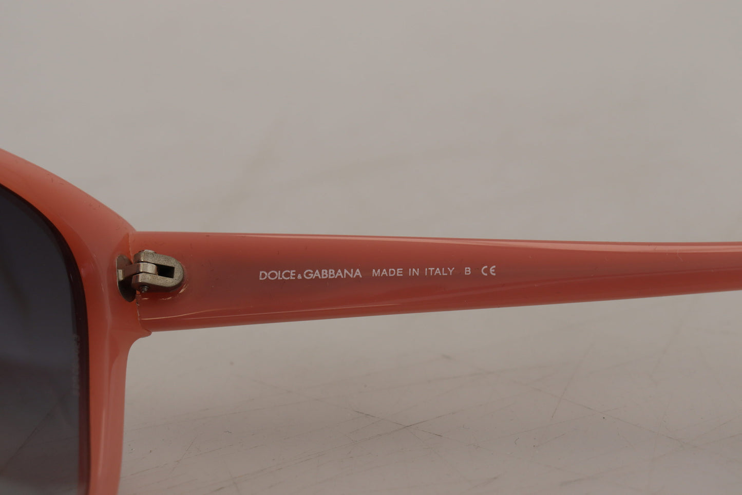 Elegantes gafas de sol con degradado rosa
