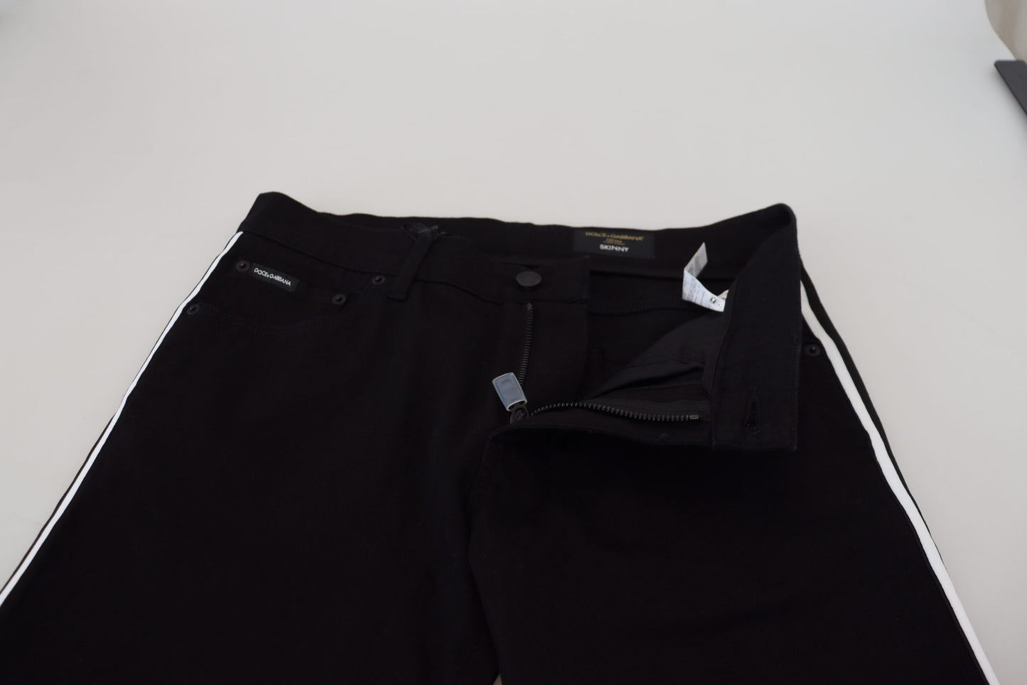 Pantalones vaqueros negros elegantes de corte ajustado