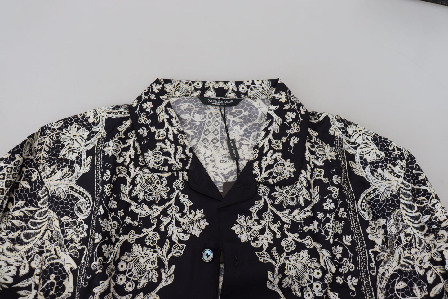 Camisa elegante de satén con estampado floral barroco