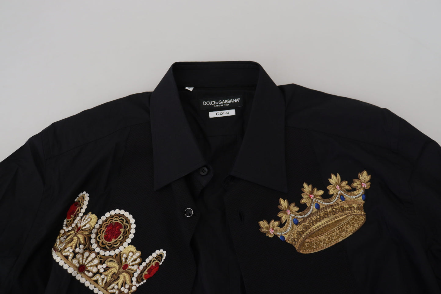 Camisa de vestir elegante negra de corte entallado con bordado de corona