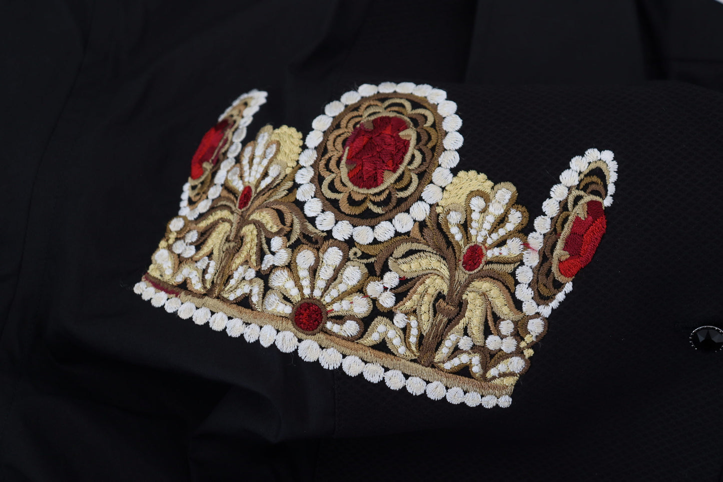 Camisa de vestir elegante negra de corte entallado con bordado de corona