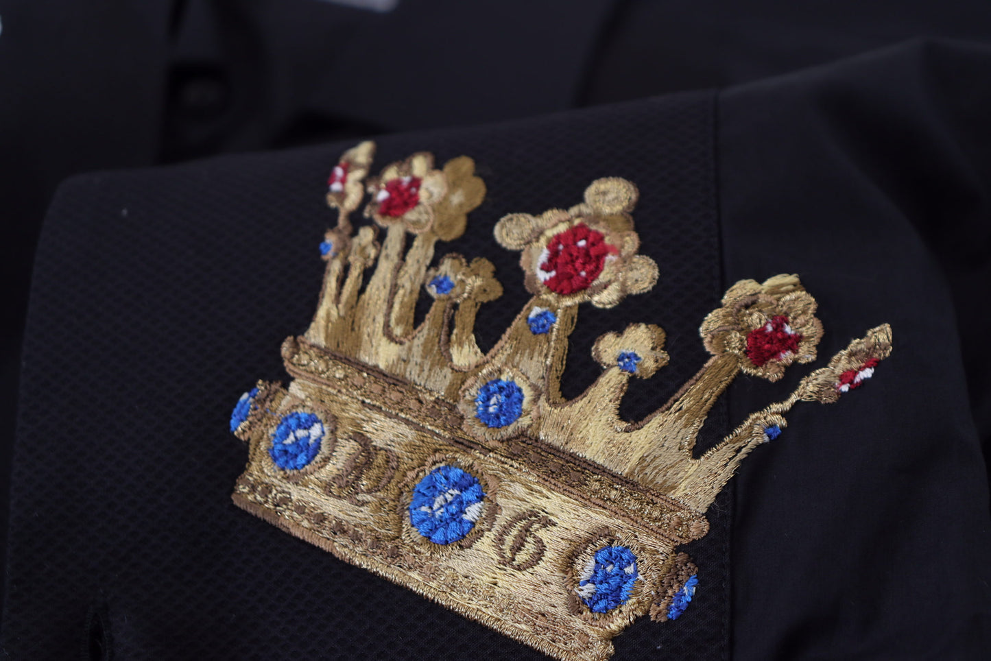Camisa de vestir elegante negra de corte entallado con bordado de corona