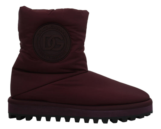 Elegantes botas burdeos de media caña