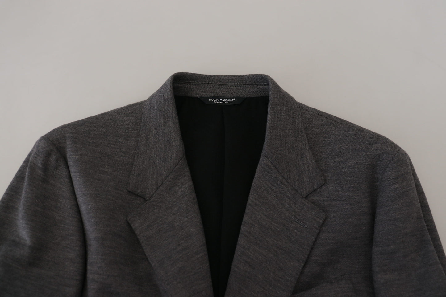 Elegante blazer de lana gris con bordado de corona de abeja