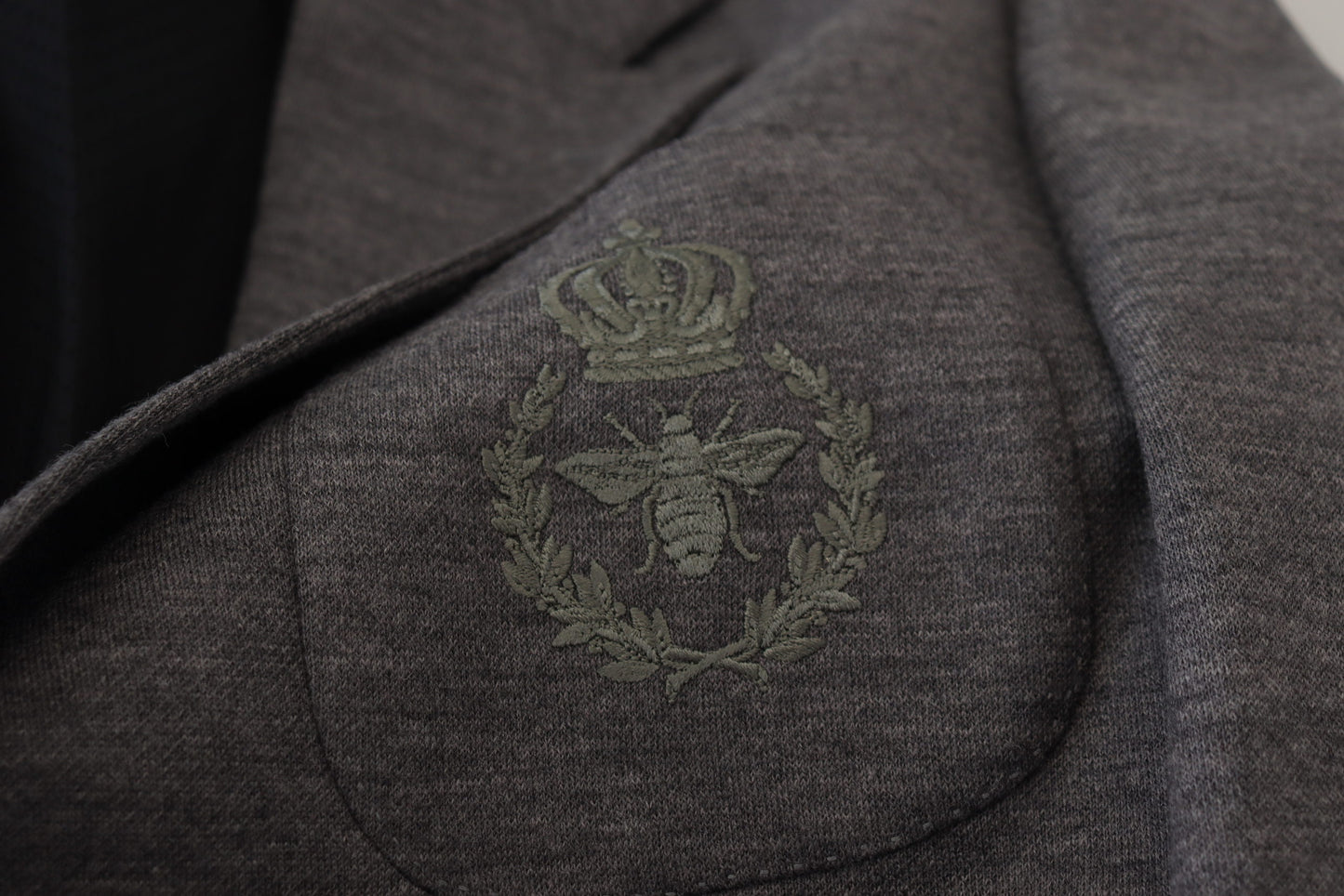 Elegante blazer de lana gris con bordado de corona de abeja
