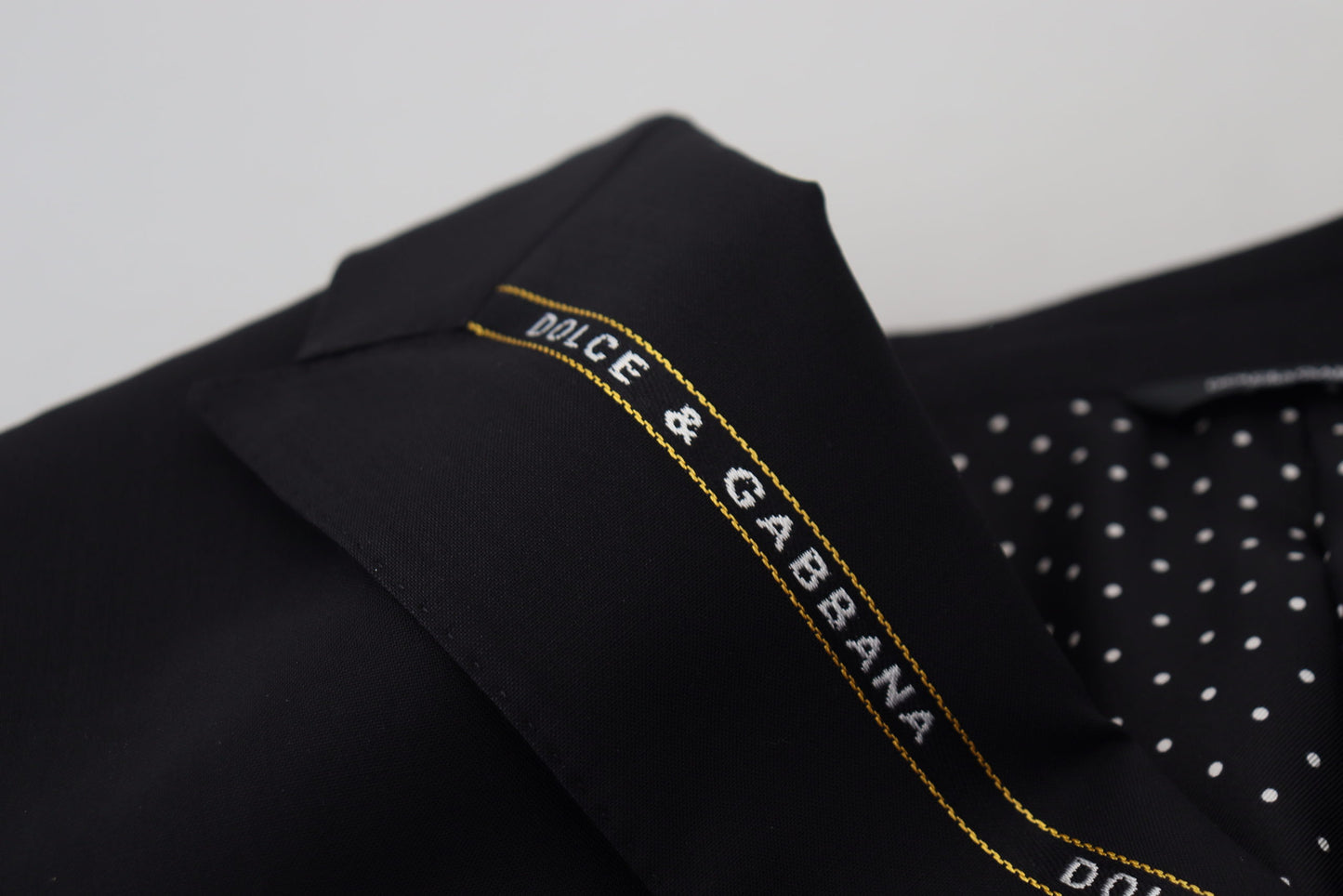 Blazer negro de botonadura sencilla estilo siciliano