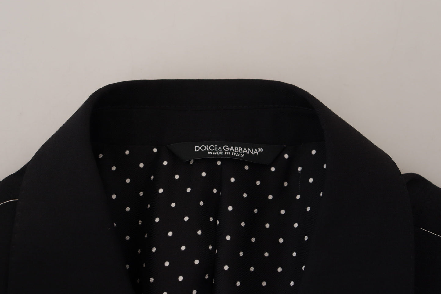 Blazer negro de botonadura sencilla estilo siciliano