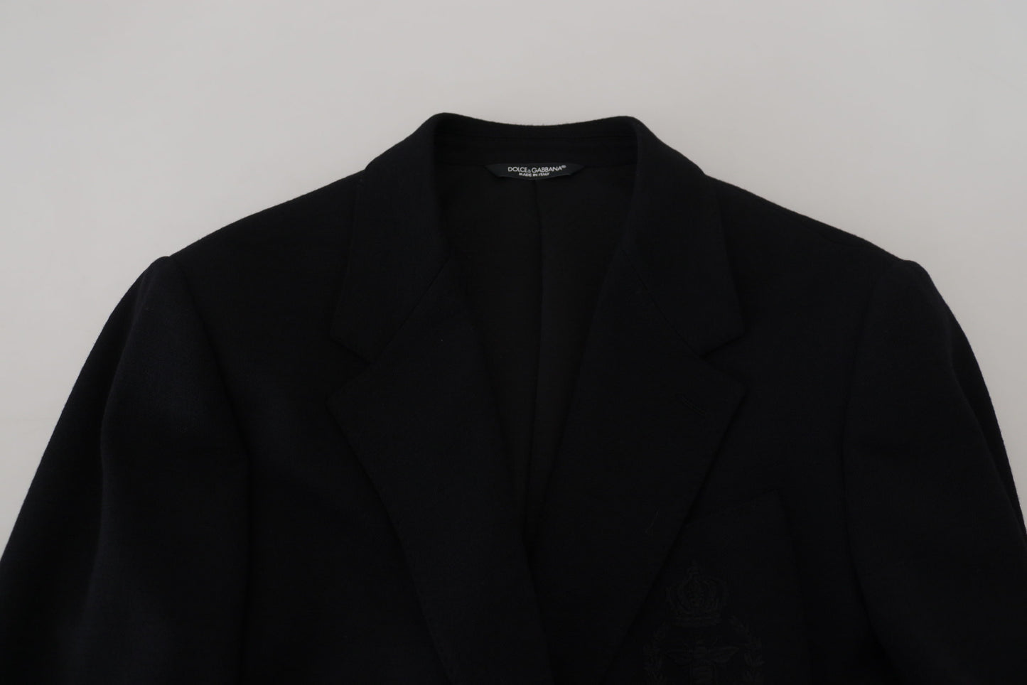 Elegante blazer de lana negra de botonadura sencilla