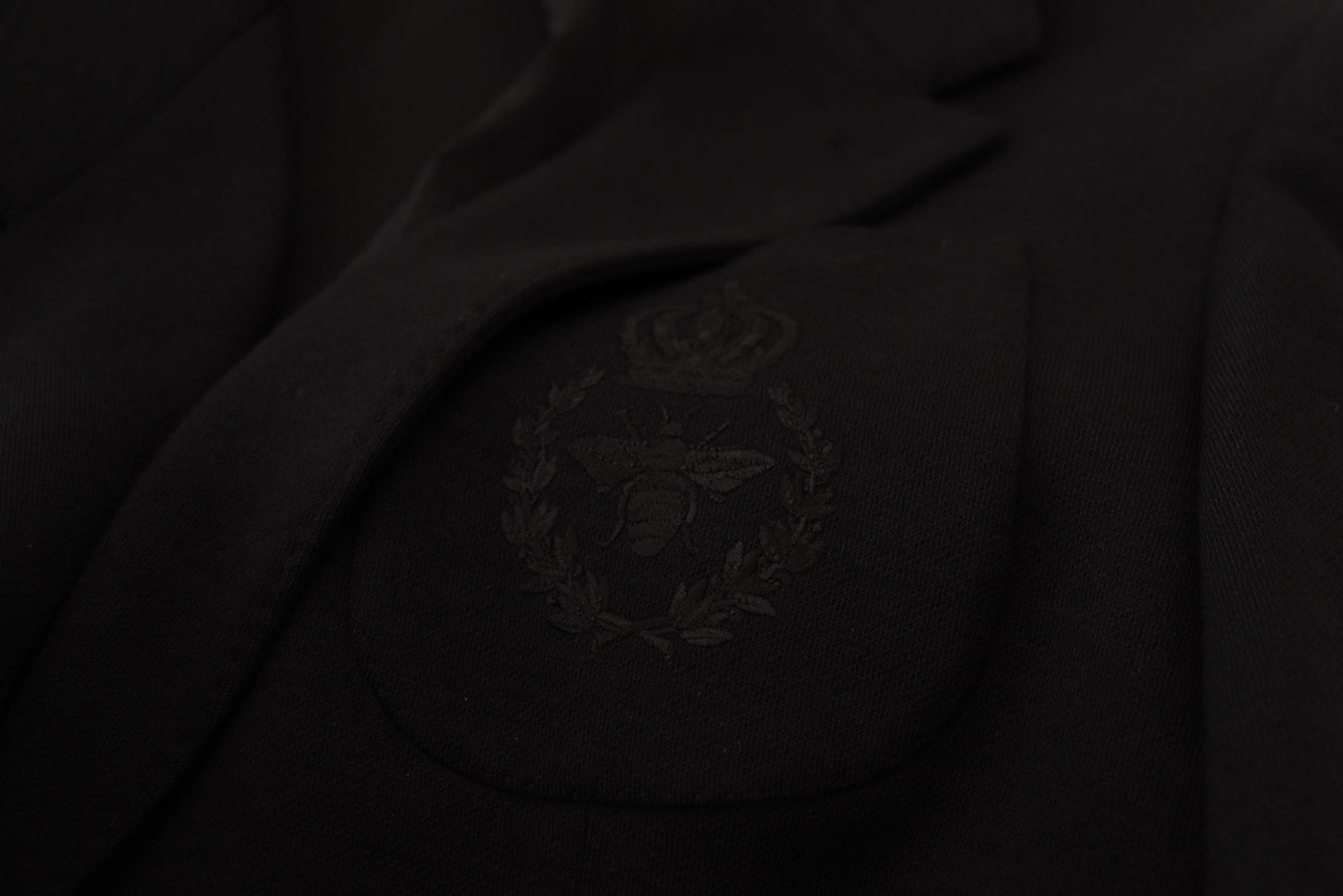 Elegante blazer de lana negra de botonadura sencilla