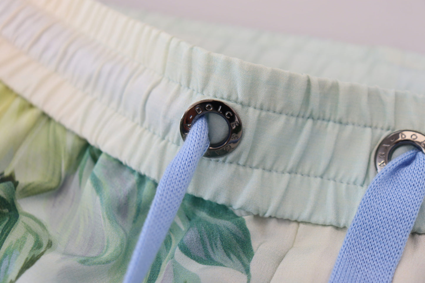 Pantalones de seda multicolor con efecto llamativo