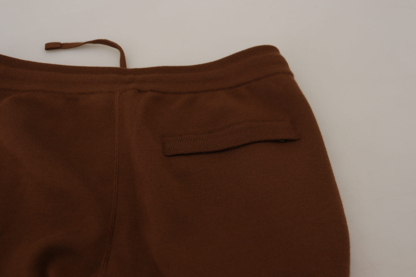 Elegantes pantalones deportivos de cachemira marrón