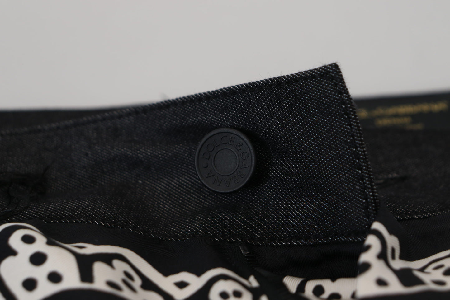 Pantalones elegantes de seda y algodón con estampado de bandana