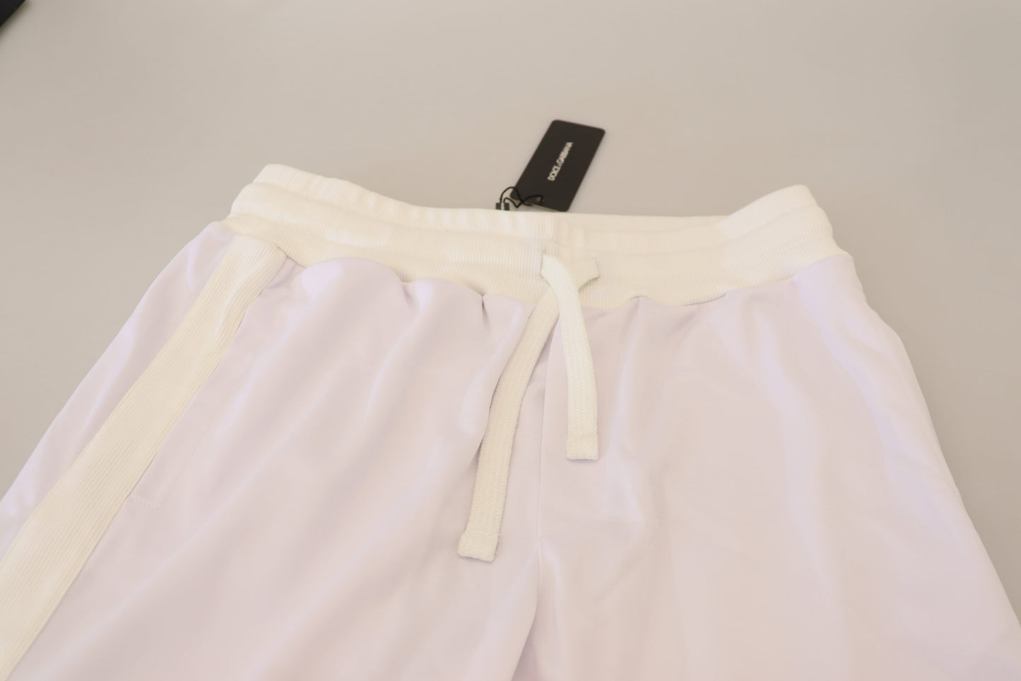Elegantes pantalones deportivos blancos para una comodidad sofisticada