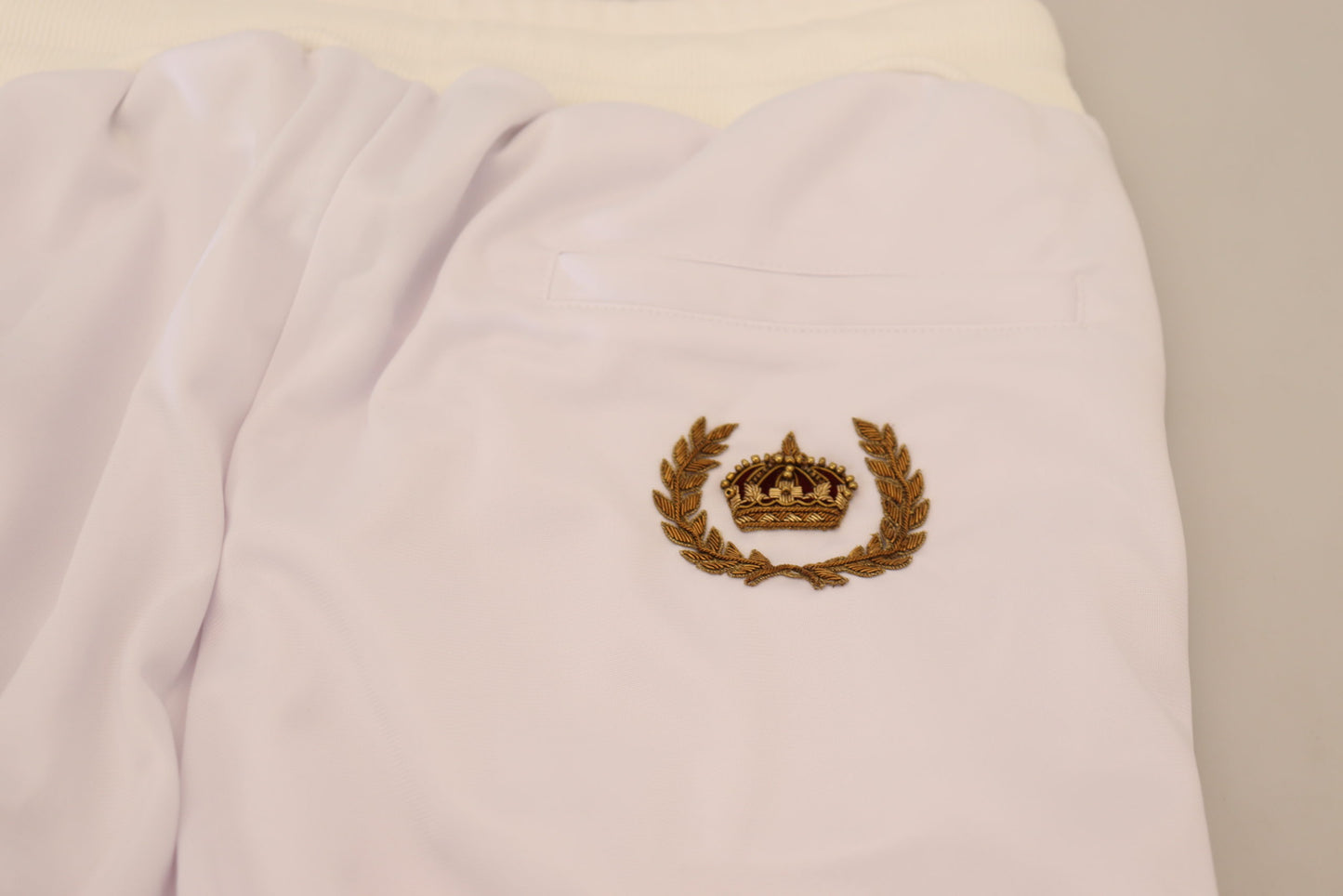 Elegantes pantalones deportivos blancos para una comodidad sofisticada