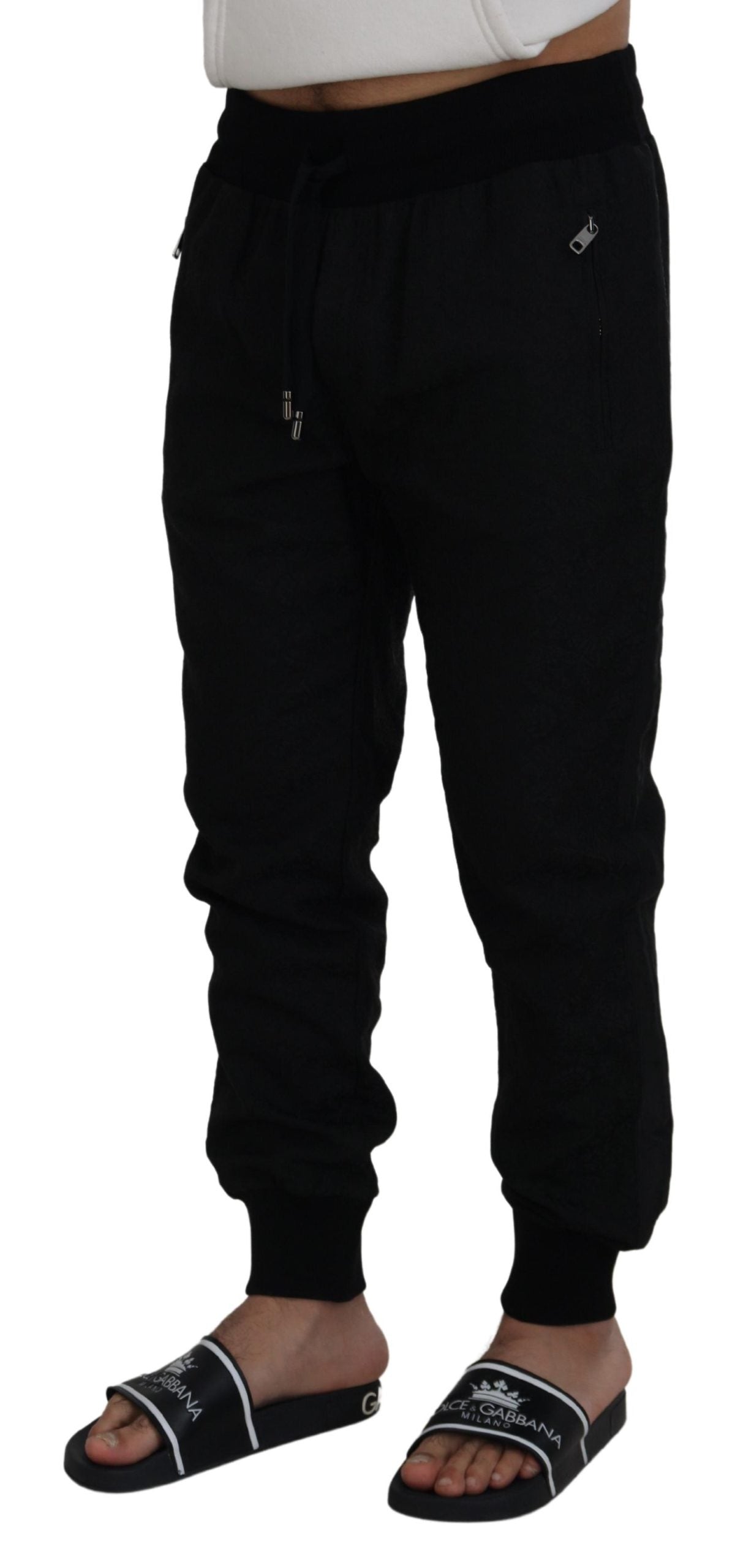 Elegantes pantalones deportivos negros para el hombre moderno