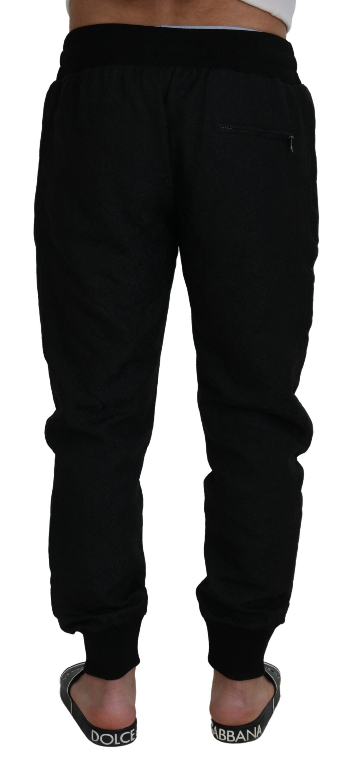 Elegantes pantalones deportivos negros para el hombre moderno