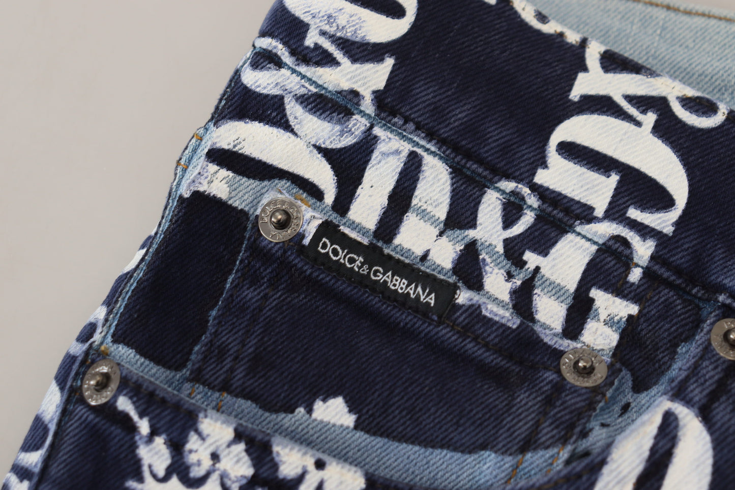 Pantalones vaqueros elegantes con estampado de corona